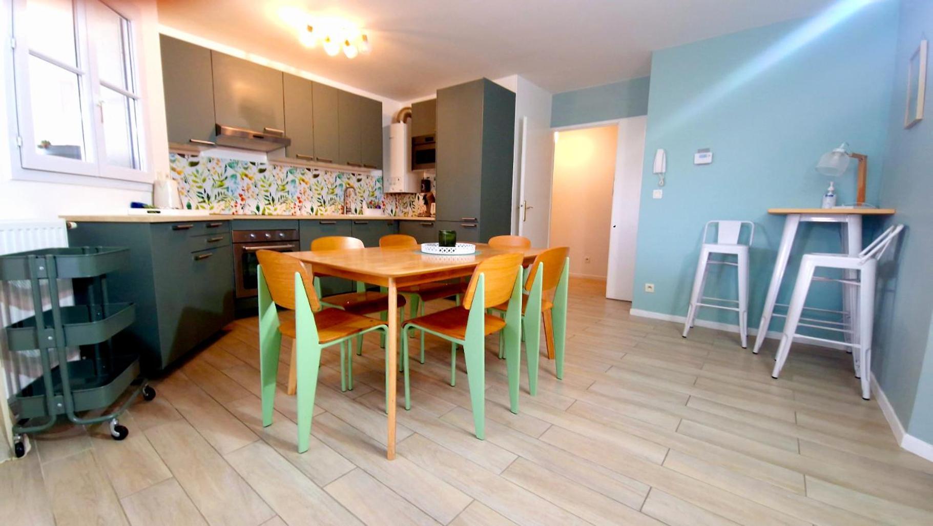 Appt 8 P, Parking, Direct, Vallee Village Apartment *
