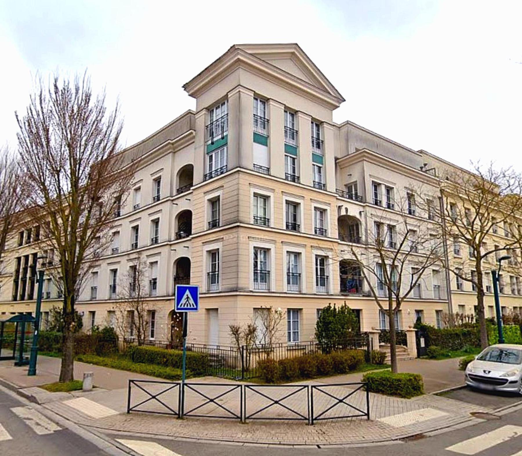 Appt 8 P, Parking, Direct, Vallee Village Apartment *